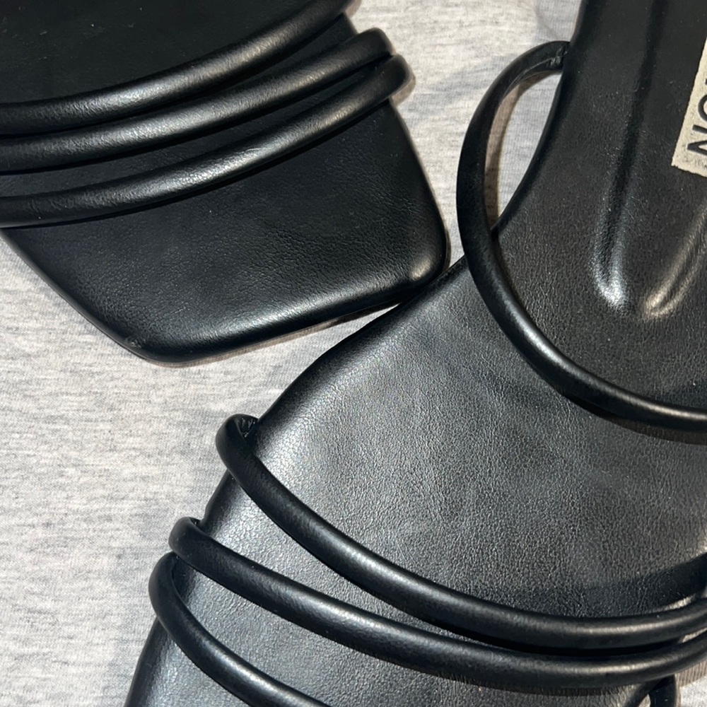 Women’s sandals in a size 8, BRAND NEW